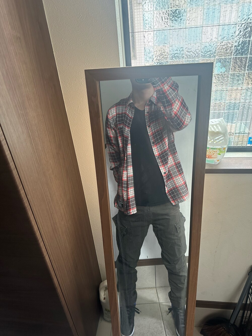 「秋服、カジュアル、黒Tシャツ、ハイカットスニーカー、チェックシャツ、NIKE、カーゴパンツ、カーキ、アメカジコーデ、ZARA、ジースター・ロゥ(G-STAR RAW)」｜「ZARAのアイテム（シャツ/ブラウス、レッド系）」を使った、ヒーボーさん（メンズ・177cm）の秋コーディネートの3枚目の写真