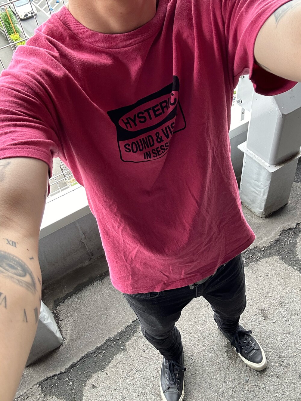 「夏コーデ、夏、ラフコーデ、夏だ！Tシャツ着よう！、シンプルコーデ、ヒステリックグラマー、スニーカーコーデ、Diesel、リーバイス」｜「HYSTERIC GLAMOURのアイテム（Tシャツ/カットソー、ピンク系）」を使った、ヒーボーさん（メンズ・177cm）の夏コーディネートの2枚目の写真