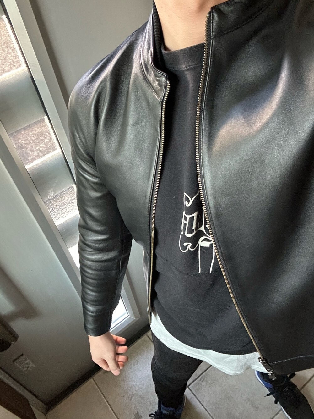 「あけましておめでとうございます！、休日スタイル、メンズコーデ、デニムパンツ、今日のコーデ、ワントーンコーデ、レザージャケット、ライダース、レイヤードスタイル、エアジョーダン、MK MICHEL KLEIN、ヒステリックグラマー、リーバイス、ナイキ」｜「MK MICHEL KLEIN HOMME のLAMB NAPPA レザーブルゾン（ライダースジャケット、ブラック系）」を使った、ヒーボーさん（メンズ・177cm）の冬コーディネートの2枚目の写真