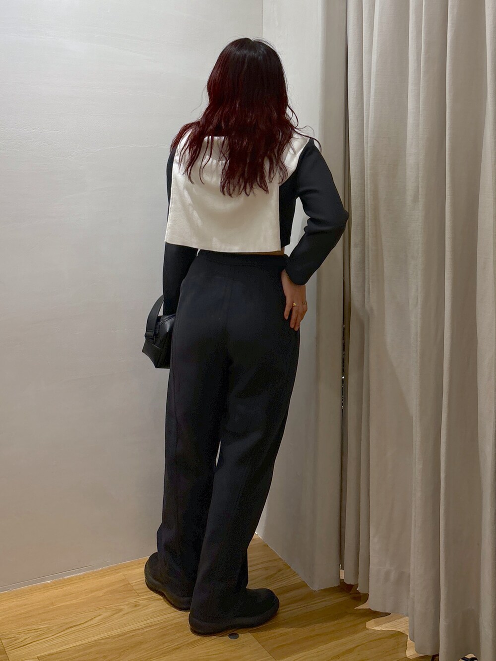 ブルー系のTシャツ/カットソー、ブルー系のその他パンツ、ブラック系のハンドバッグを着用したレディースの冬コーディネートの3枚目の写真