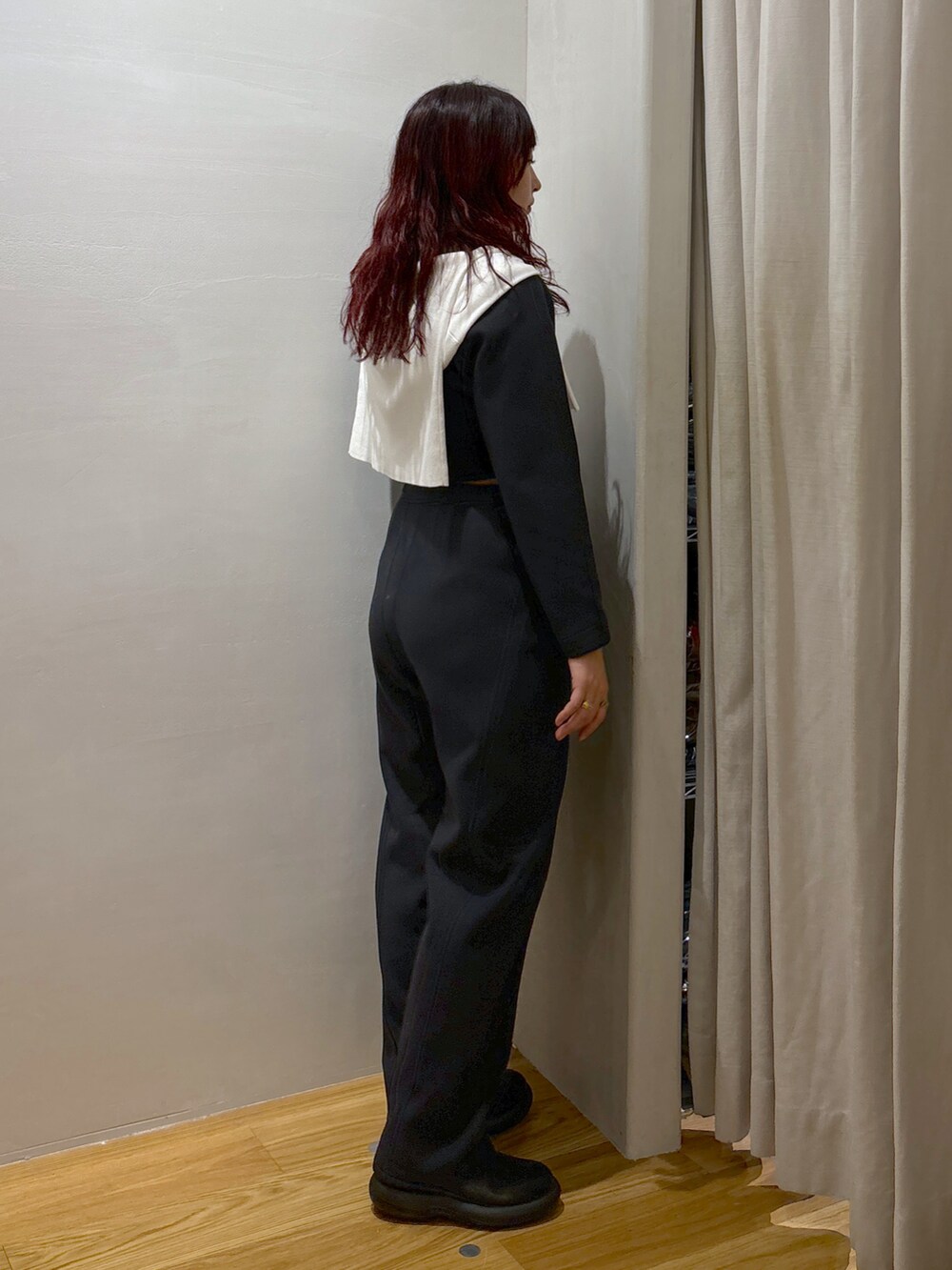 ブルー系のTシャツ/カットソー、ブルー系のその他パンツ、ブラック系のハンドバッグを着用したレディースの冬コーディネートの2枚目の写真