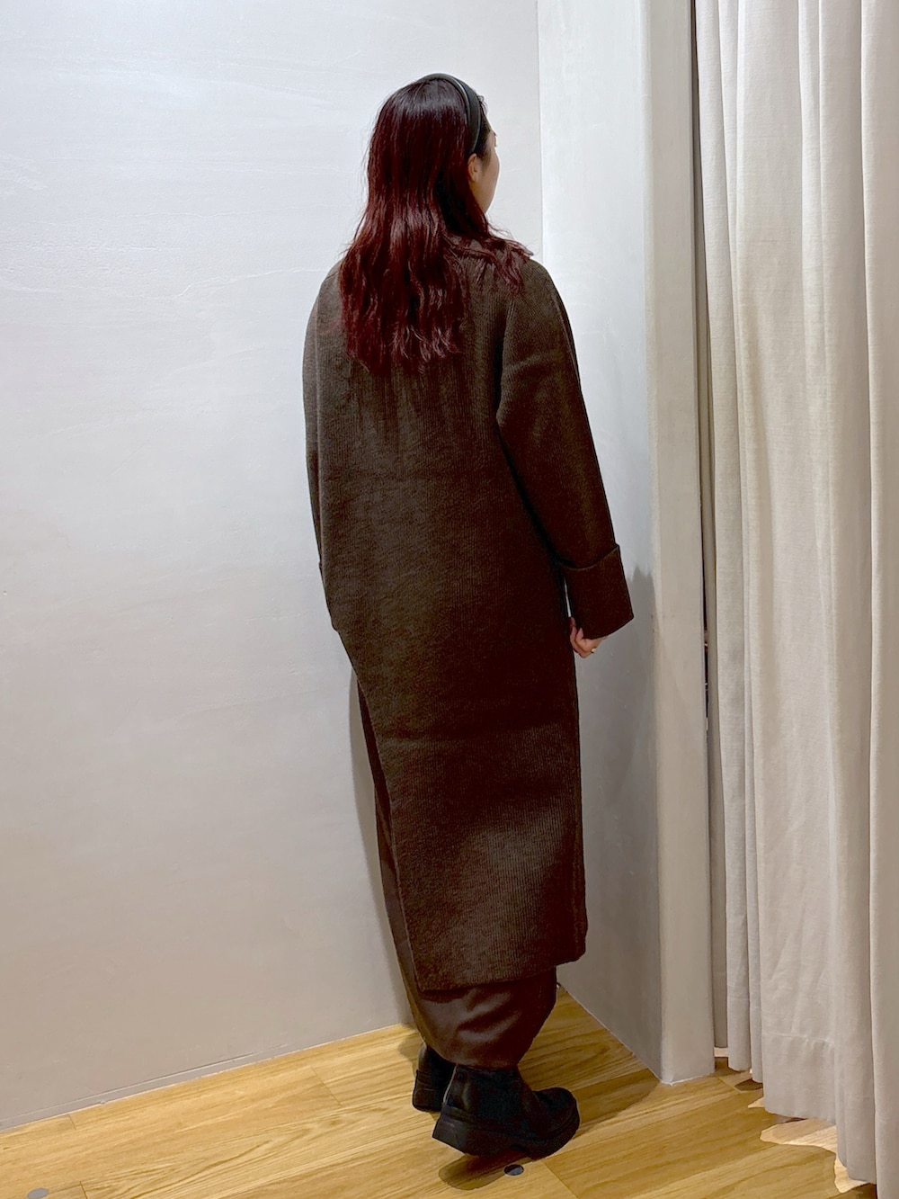 ブラウン系のニット/セーター、ブラウン系のスカートを着用したレディースの冬コーディネートの3枚目の写真