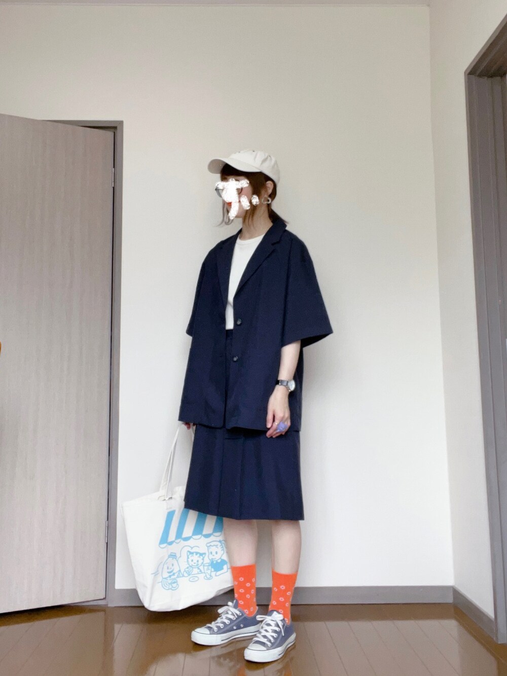 ブルー系のテーラードジャケット、ブルー系のその他パンツ、ブルー系のスニーカーを着用したレディースの春コーディネートの2枚目の写真