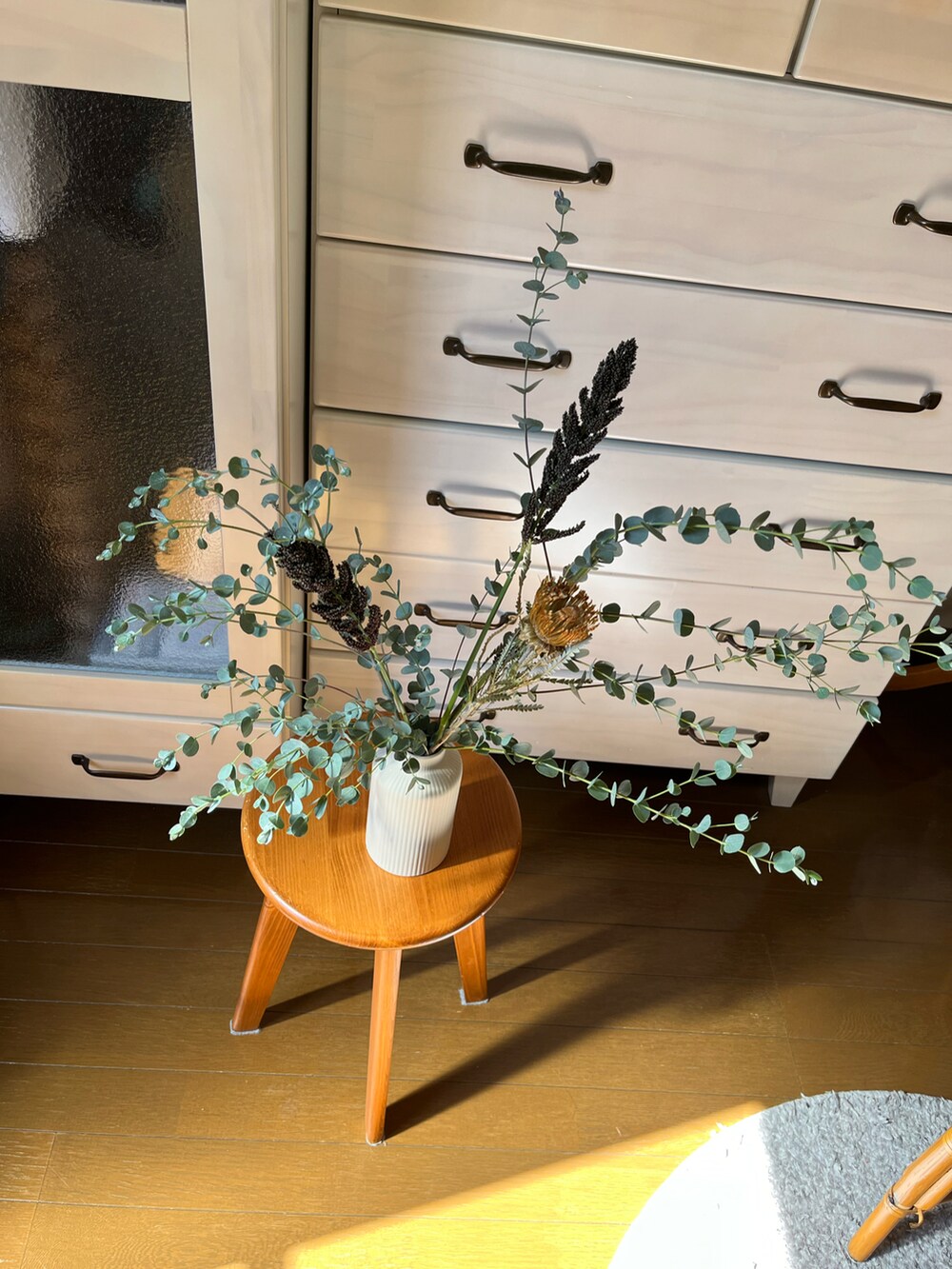 ブラック系のベスト、グレー系のTシャツ/カットソー、ベージュ系のパンツを着用したレディースの秋コーディネートの2枚目の写真