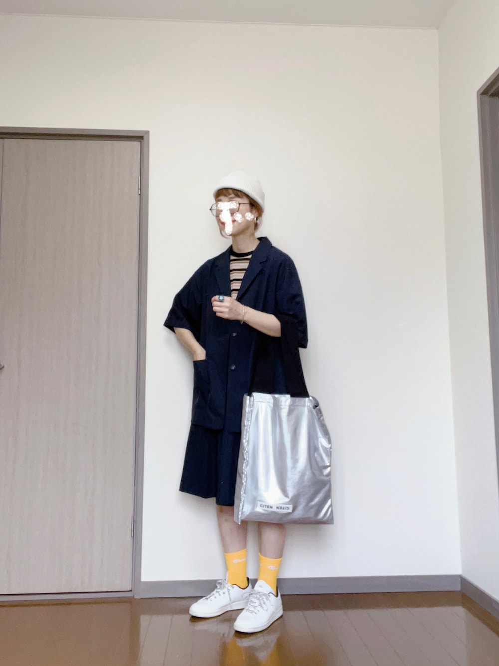 シルバー系のトートバッグ、ブルー系のテーラードジャケット、ブルー系のその他パンツを着用したレディースの秋コーディネートの2枚目の写真