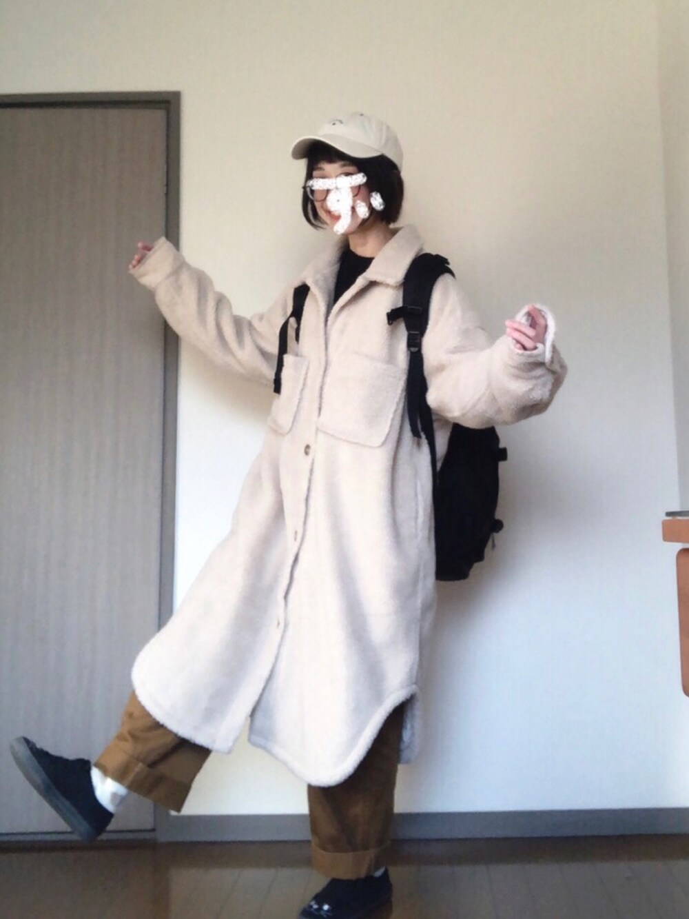 ホワイト系のその他アウター、ブラウン系のその他パンツ、ブラック系のトップスを着用したレディースの冬コーディネートの2枚目の写真