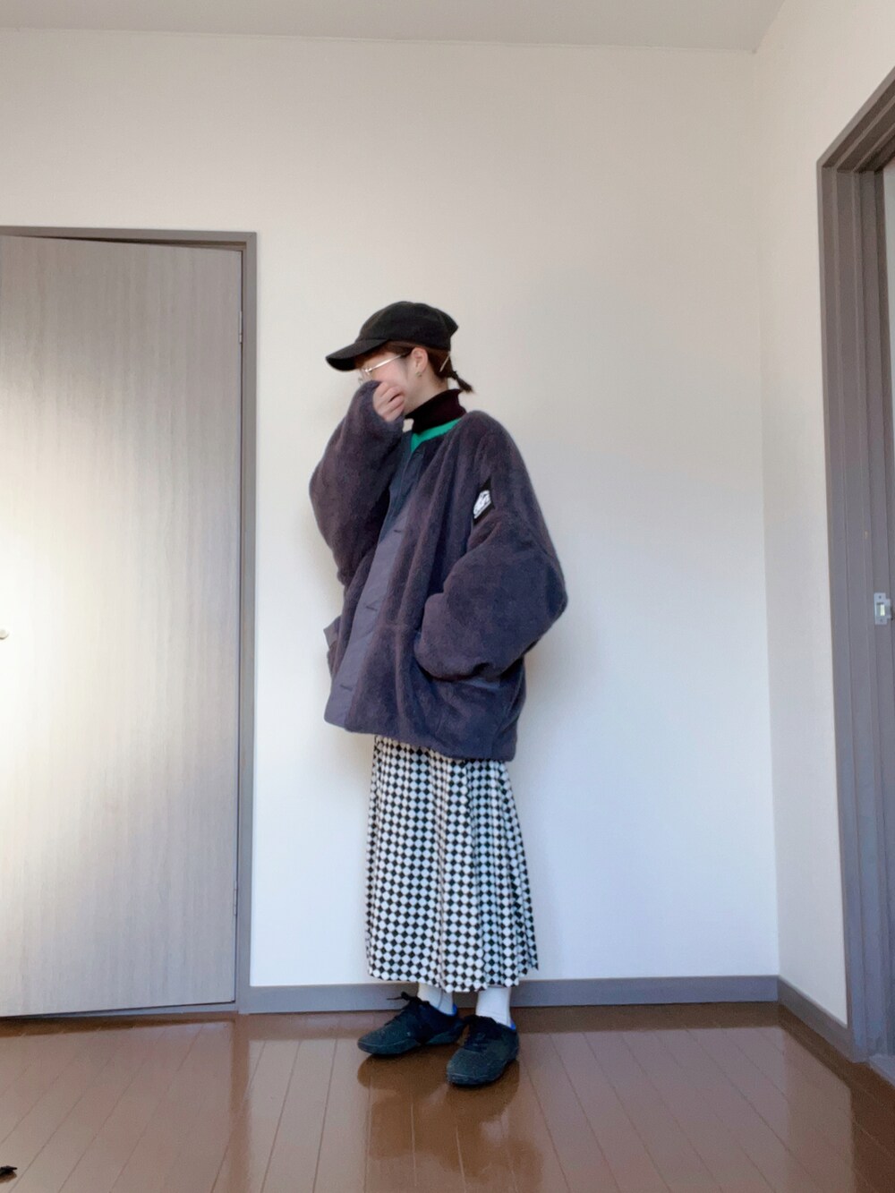 グリーン系のトップス、その他のスカート、ブラック系のショルダーバッグを着用したレディースの冬コーディネートの2枚目の写真