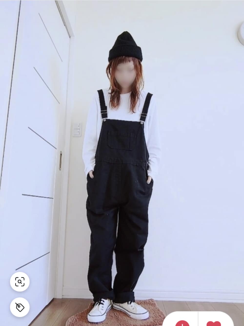 ベージュ系のつなぎ/オールインワン、ブラック系のトップス、ブラック系のスニーカーを着用したレディースの冬コーディネートの3枚目の写真