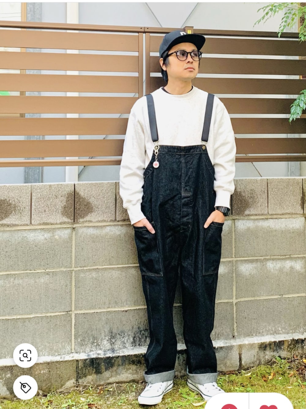 ベージュ系のつなぎ/オールインワン、ブラック系のトップス、ブラック系のスニーカーを着用したレディースの冬コーディネートの2枚目の写真