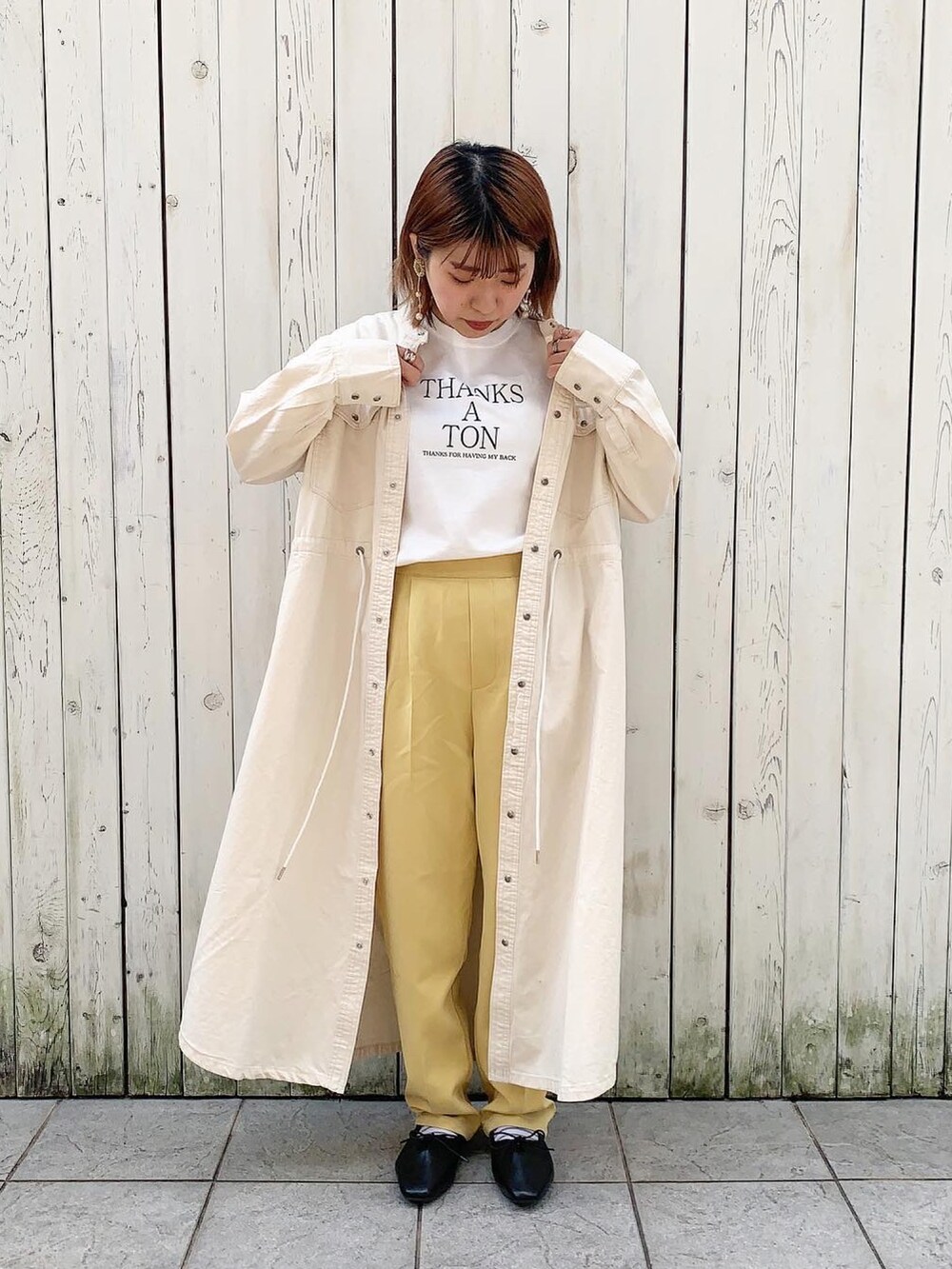 「春、スクエアトゥ、デニム、denim、シャツワンピース、Samansa Mos2 blue、ロンT、イエロー、春コーデ、フラットシューズ、いつどこウェア、いつでもどこでもマルチウェア、低身長コーデ、カジュアルコーデ、パステル映える春」｜「Samansa Mos2 blueのECO DENIM シャツワンピース（シャツワンピース、ホワイト系）」を使った、ミヅキさん（レディース・150cm）の春コーディネートの2枚目の写真