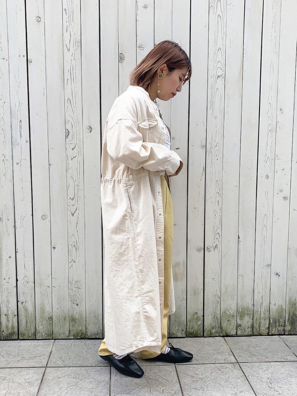 「春、スクエアトゥ、デニム、denim、シャツワンピース、Samansa Mos2 blue、ロンT、イエロー、春コーデ、フラットシューズ、いつどこウェア、いつでもどこでもマルチウェア、低身長コーデ、カジュアルコーデ、パステル映える春」｜「Samansa Mos2 blueのECO DENIM シャツワンピース（シャツワンピース、ホワイト系）」を使った、ミヅキさん（レディース・150cm）の春コーディネートの4枚目の写真
