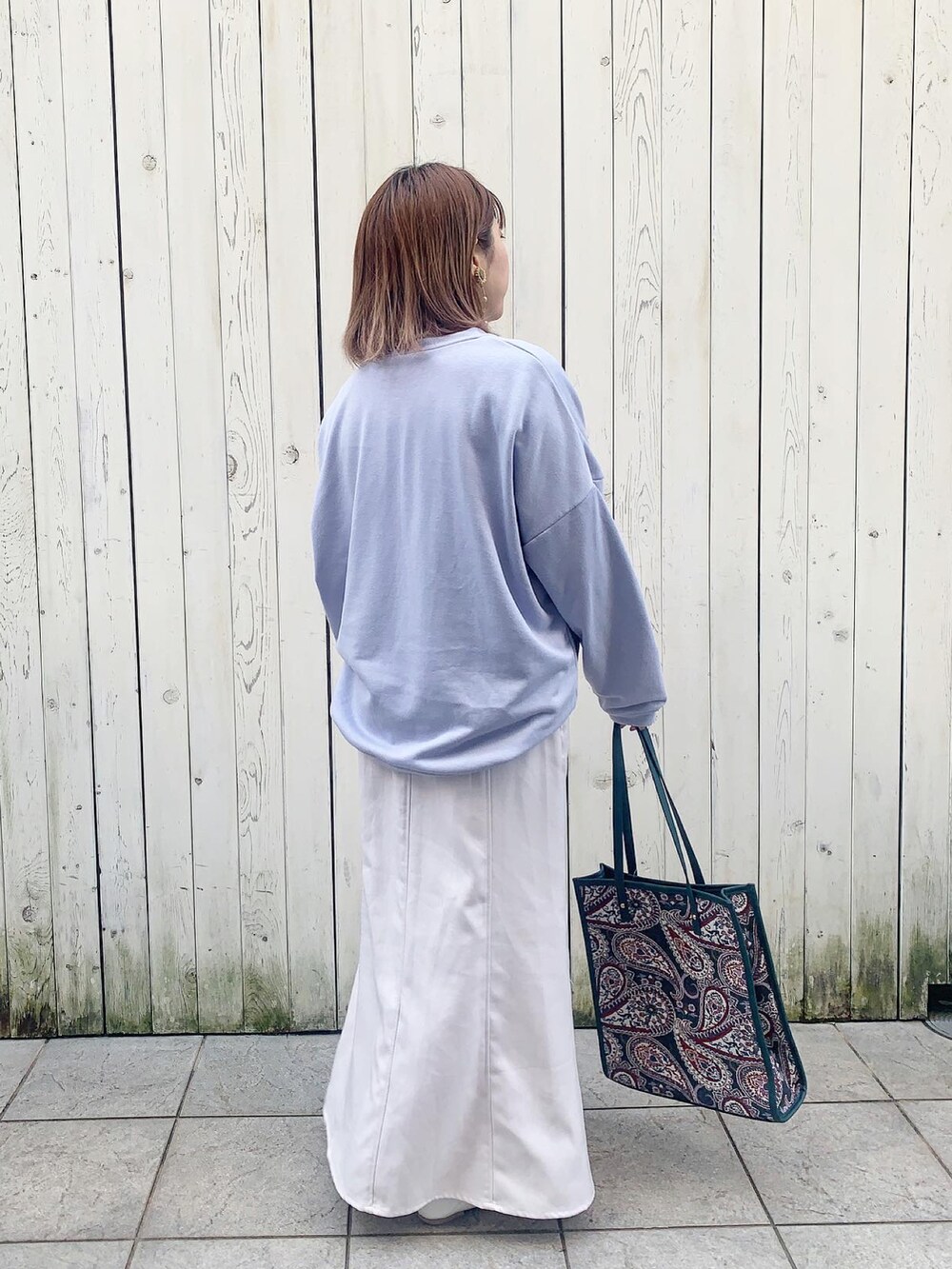「ビッグシルエット、シンプルコーデ、大人カジュアル、春コーデ、大人かわいい、プチプラ、Samansa Mos2 blue、スウェット、パープル、マーメイドスカート、ゴブラン、トートバッグ、フラットシューズ、春、低身長」|「Samansa Mos2 blueの裏毛ロゴスウェット(スウェット、ブルー系)」を使った、ミヅキさん(レディース・150cm)の冬コーディネートの2枚目の写真
