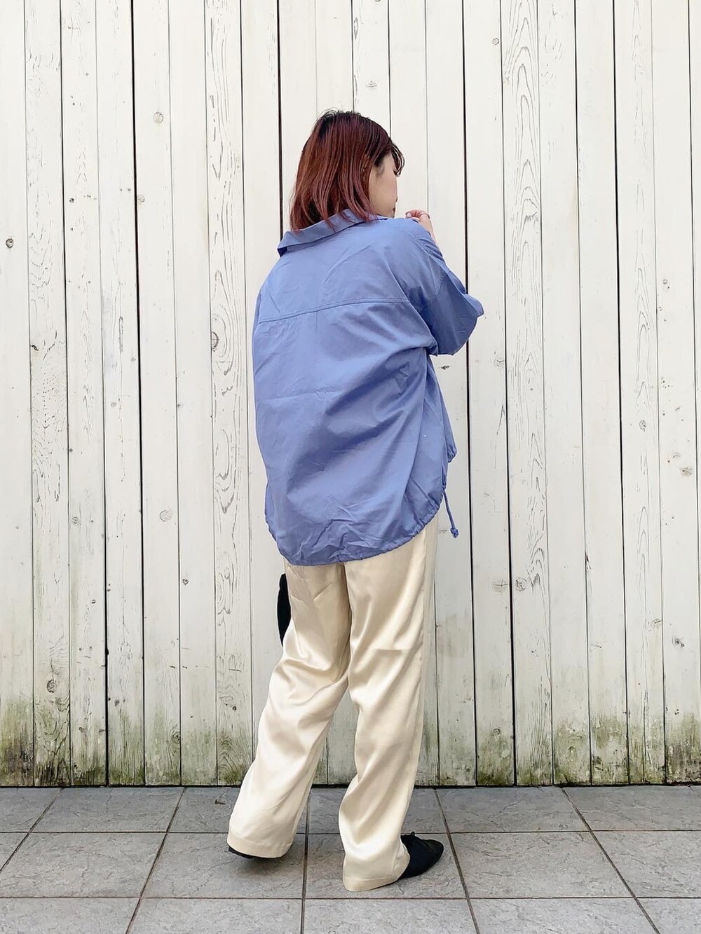 ホワイト系のTシャツ/カットソー、ブルー系のブルゾン、ベージュ系のその他パンツを着用したレディースの春コーディネートの2枚目の写真