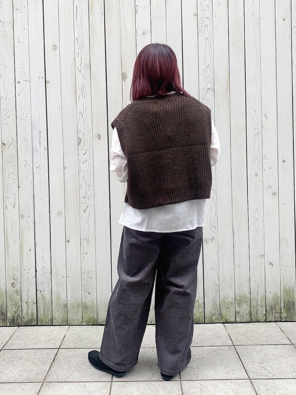 「ゆったりコーデ、Samansa Mos2 blue、冬コーデ、winter、オトナカジュアル、ベスト、コーデュロイ、モカシンシューズ、プチプラ、プチプラコーデ、ラフ、ニット、カジュアル、低身長、レイヤードスタイル」｜「Samansa Mos2 blueのポップコーンニットベスト（ベスト、ブラウン系）」を使った、ミヅキさん（レディース・150cm）の秋コーディネートの3枚目の写真