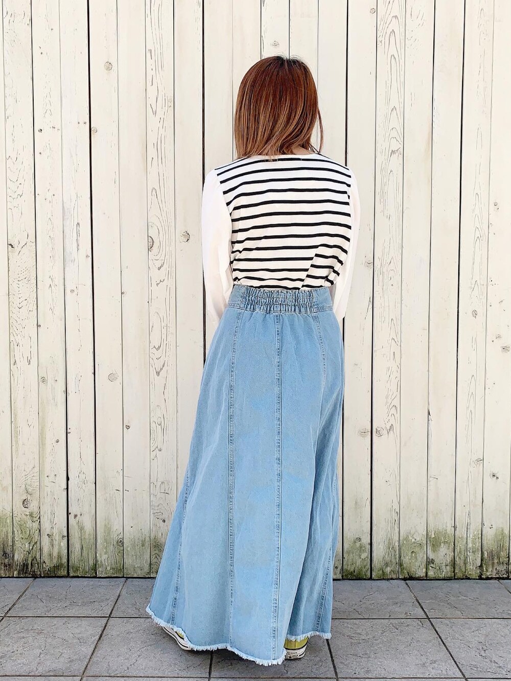 ホワイト系のTシャツ/カットソー、ブルー系のデニムスカート、グレー系のトートバッグを着用したレディースの春コーディネートの2枚目の写真