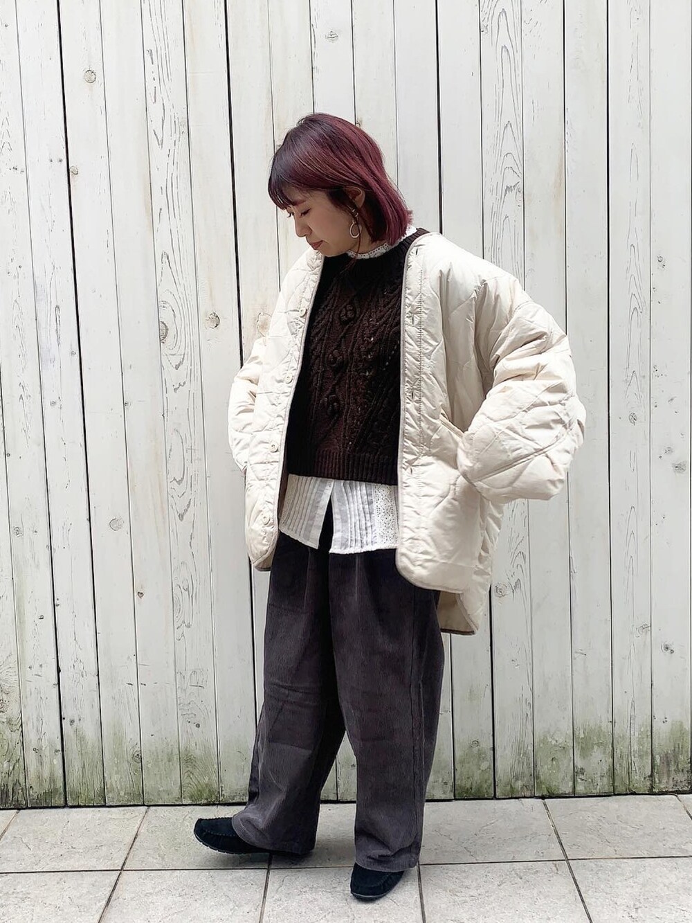 「ゆったりコーデ、Samansa Mos2 blue、冬コーデ、winter、オトナカジュアル、ベスト、コーデュロイ、モカシンシューズ、プチプラ、プチプラコーデ、ラフ、ニット、カジュアル、低身長、レイヤードスタイル」｜「Samansa Mos2 blueのポップコーンニットベスト（ベスト、ブラウン系）」を使った、ミヅキさん（レディース・150cm）の秋コーディネートの2枚目の写真