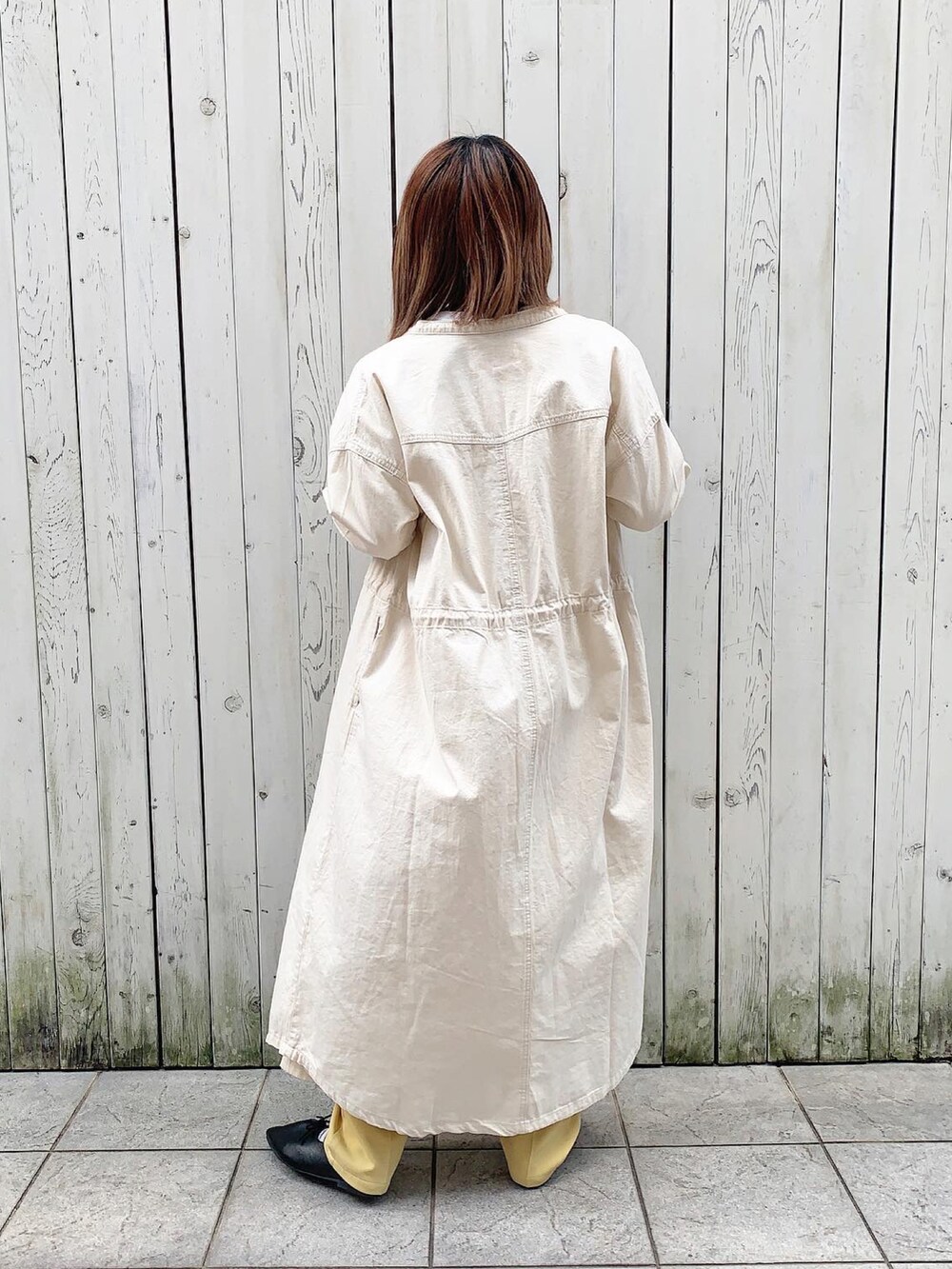 「春、スクエアトゥ、デニム、denim、シャツワンピース、Samansa Mos2 blue、ロンT、イエロー、春コーデ、フラットシューズ、いつどこウェア、いつでもどこでもマルチウェア、低身長コーデ、カジュアルコーデ、パステル映える春」｜「Samansa Mos2 blueのECO DENIM シャツワンピース（シャツワンピース、ホワイト系）」を使った、ミヅキさん（レディース・150cm）の春コーディネートの3枚目の写真