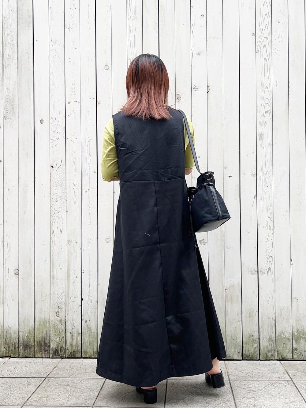 グリーン系のTシャツ/カットソー、ブラック系のワンピース、ブラック系のショルダーバッグを着用したレディースの春コーディネートの2枚目の写真