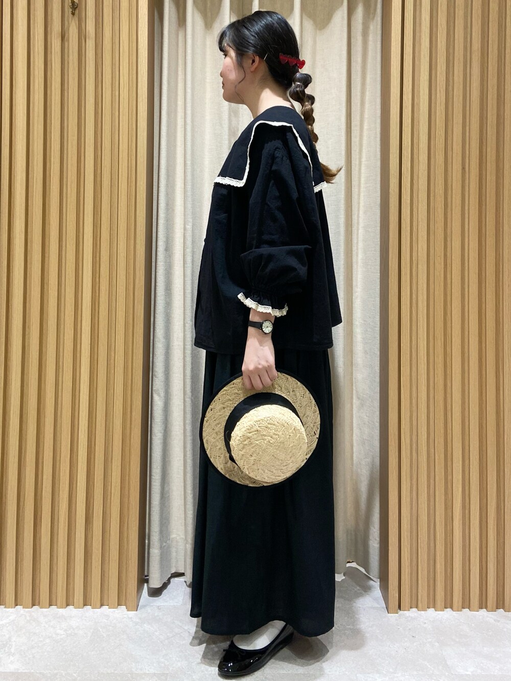 「シンプルコーデ、休日スタイル、カジュアルコーデ、大人カジュアル、カジュアルガーリー、ガーリー、パンツスタイル、カンカン帽、レース、ブラック、ブラックコーデ、春、サマンサモスモス、Samansa Mos2」｜「Samansa Mos2のラフィア太リボンカンカン帽（ハット、ブラック系）」を使った、ふくしま あやなさん（レディース・164cm）の春コーディネートの2枚目の写真