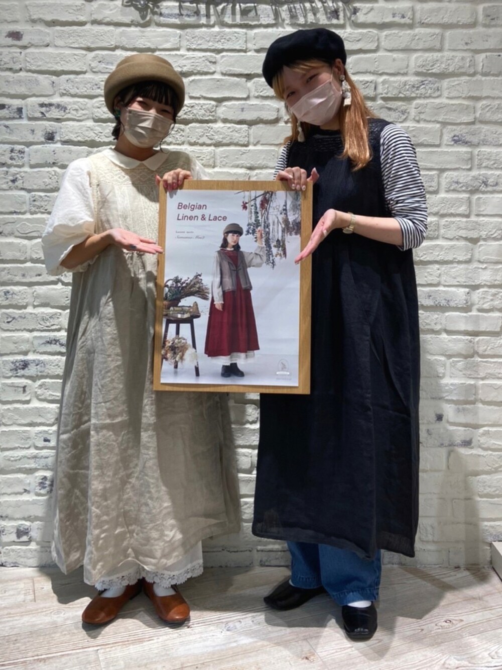 「秋コーデ、リネン、ゆるコーデ、オトナガーリー、大人かわいい、kazumiコラボ、ワンピース、レース、ノースリーブ、ガーリー、SM2、Samansa Mos2、サマンサ モスモス(Samansa Mos2)」｜「Samansa Mos2の杢バスクベレー帽（ハンチング/ベレー帽、ブラック系）」を使った、ふくしま あやなさん（レディース・164cm）の夏コーディネートの2枚目の写真