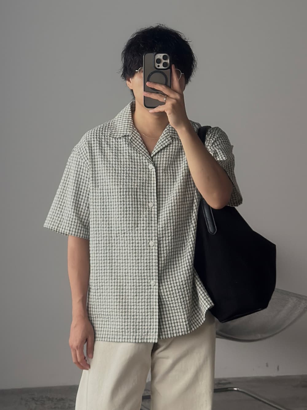 ホワイト系のシャツ/ブラウス、ブラック系のショルダーバッグ、ブラック系のスニーカーを着用したメンズの夏コーディネートの3枚目の写真
