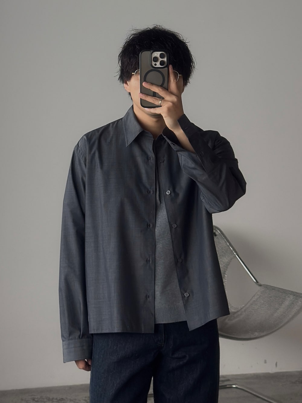 グレー系のシャツ/ブラウス、ブラック系のスニーカー、グレー系のカーディガン/ボレロを着用したメンズの夏コーディネートの3枚目の写真