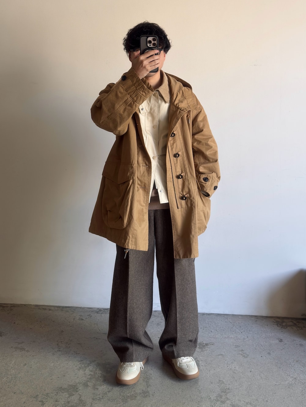 ベージュ系のジャケット/アウター、ベージュ系のジャケット/アウター、ブラウン系のパンツを着用したメンズの冬コーディネートの2枚目の写真