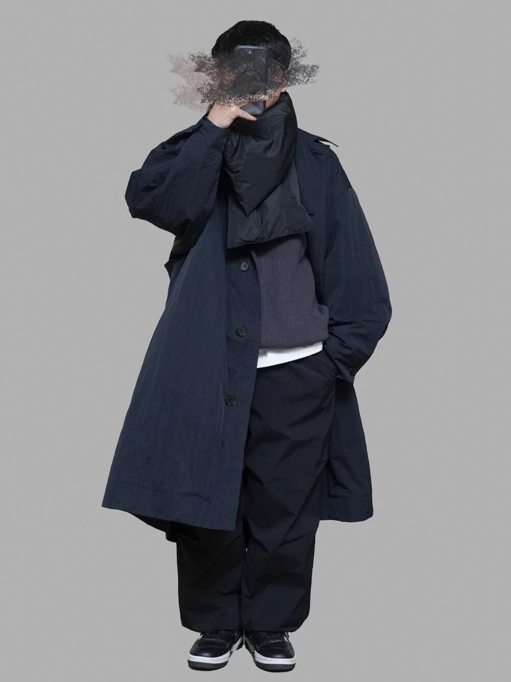 グレー系のカーディガン/ボレロ、ブラック系のその他パンツ、ブラック系のスニーカーを着用したメンズの冬コーディネートの2枚目の写真