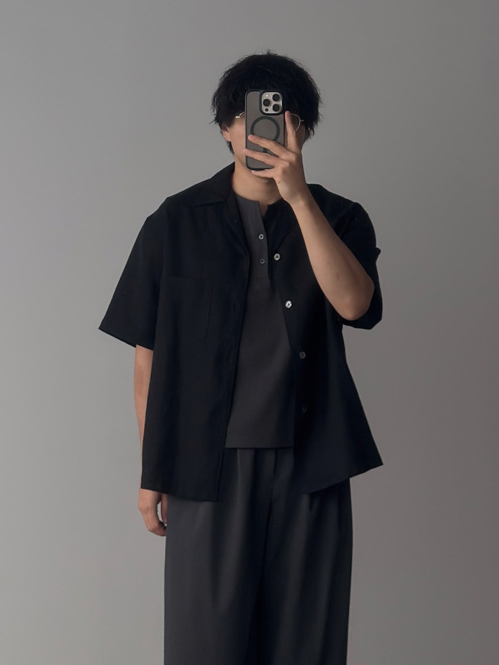 グレー系のスラックス、グレー系のTシャツ/カットソー、ベージュ系のインナーウェア/肌着を着用したメンズの夏コーディネートの3枚目の写真