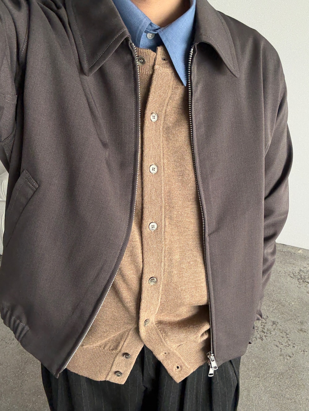 グレー系のスラックス、ブラウン系のジャケット/アウターを着用したメンズの冬コーディネートの3枚目の写真