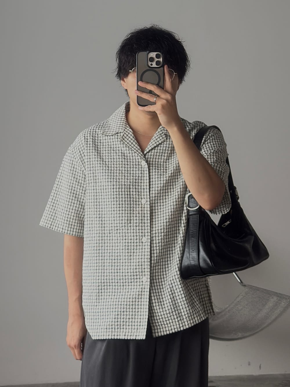 ホワイト系のシャツ/ブラウス、ブラック系のスニーカー、ブラック系のショルダーバッグを着用したメンズの夏コーディネートの3枚目の写真