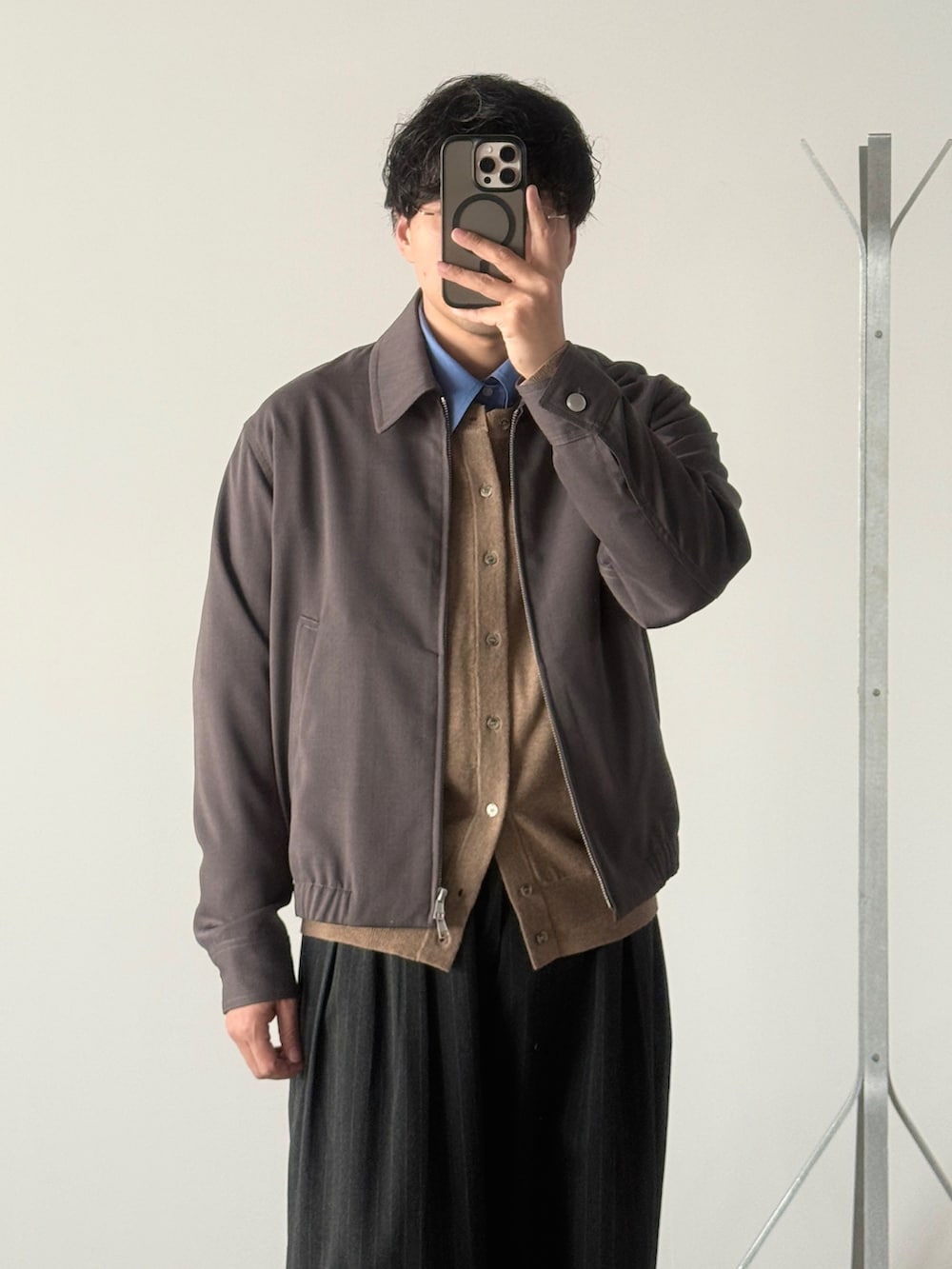 グレー系のスラックス、ブラウン系のジャケット/アウターを着用したメンズの冬コーディネートの2枚目の写真