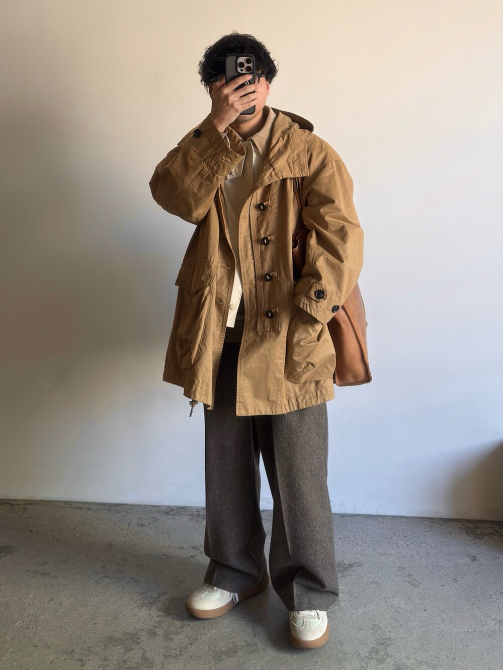 ベージュ系のジャケット/アウター、ベージュ系のジャケット/アウター、ブラウン系のパンツを着用したメンズの冬コーディネートの4枚目の写真