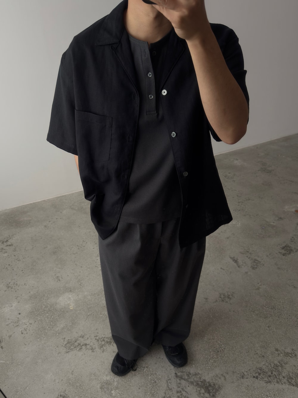 グレー系のスラックス、グレー系のTシャツ/カットソー、ベージュ系のインナーウェア/肌着を着用したメンズの夏コーディネートの2枚目の写真