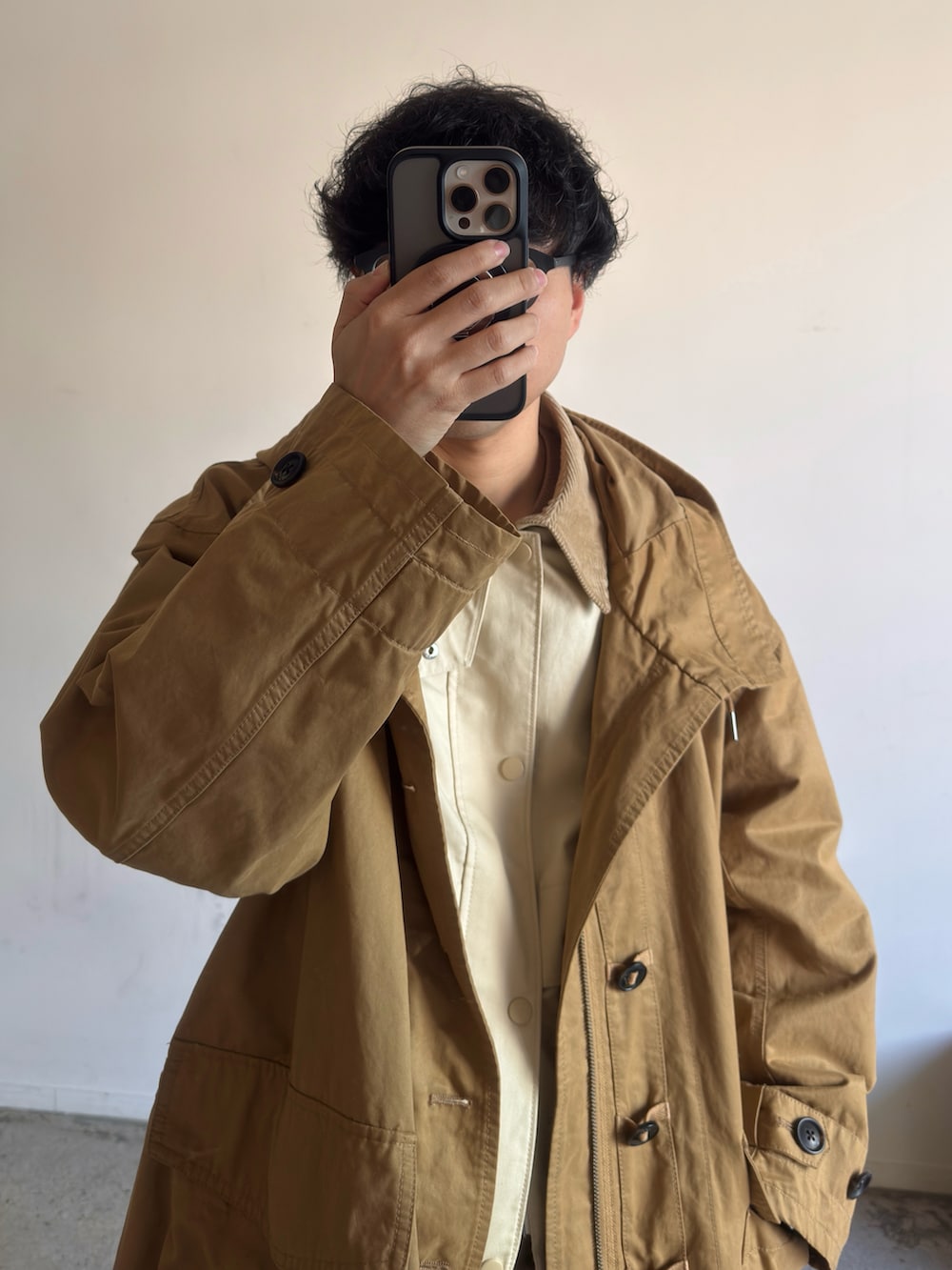 ベージュ系のジャケット/アウター、ベージュ系のジャケット/アウター、ブラウン系のパンツを着用したメンズの冬コーディネートの3枚目の写真