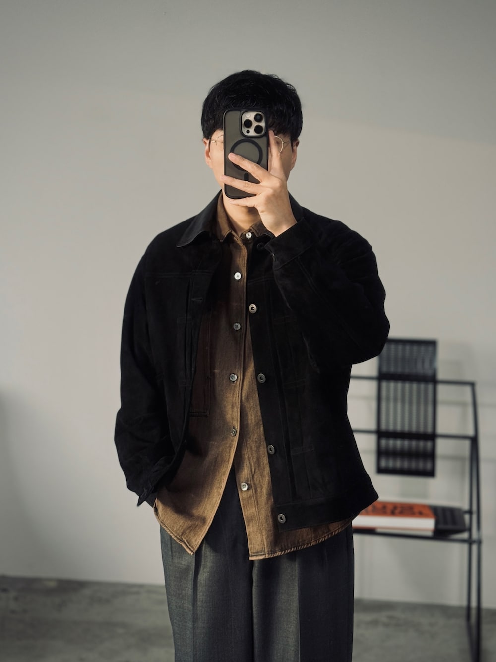 ブラック系のブルゾン、ブラウン系のシャツ/ブラウス、グレー系のスラックスを着用したメンズの秋コーディネートの2枚目の写真