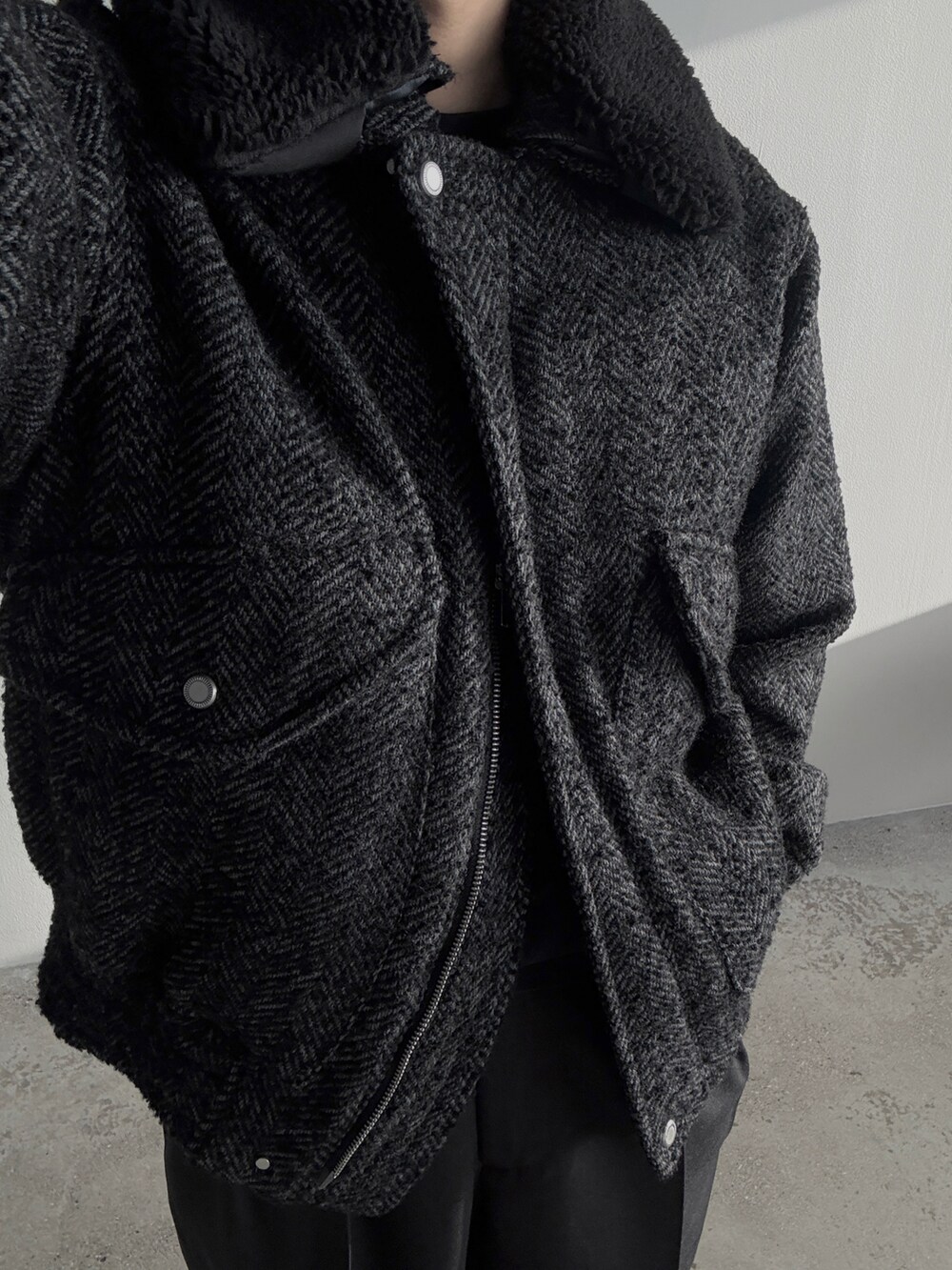 グレー系のスラックス、グレー系のブルゾンを着用したメンズの秋コーディネートの2枚目の写真