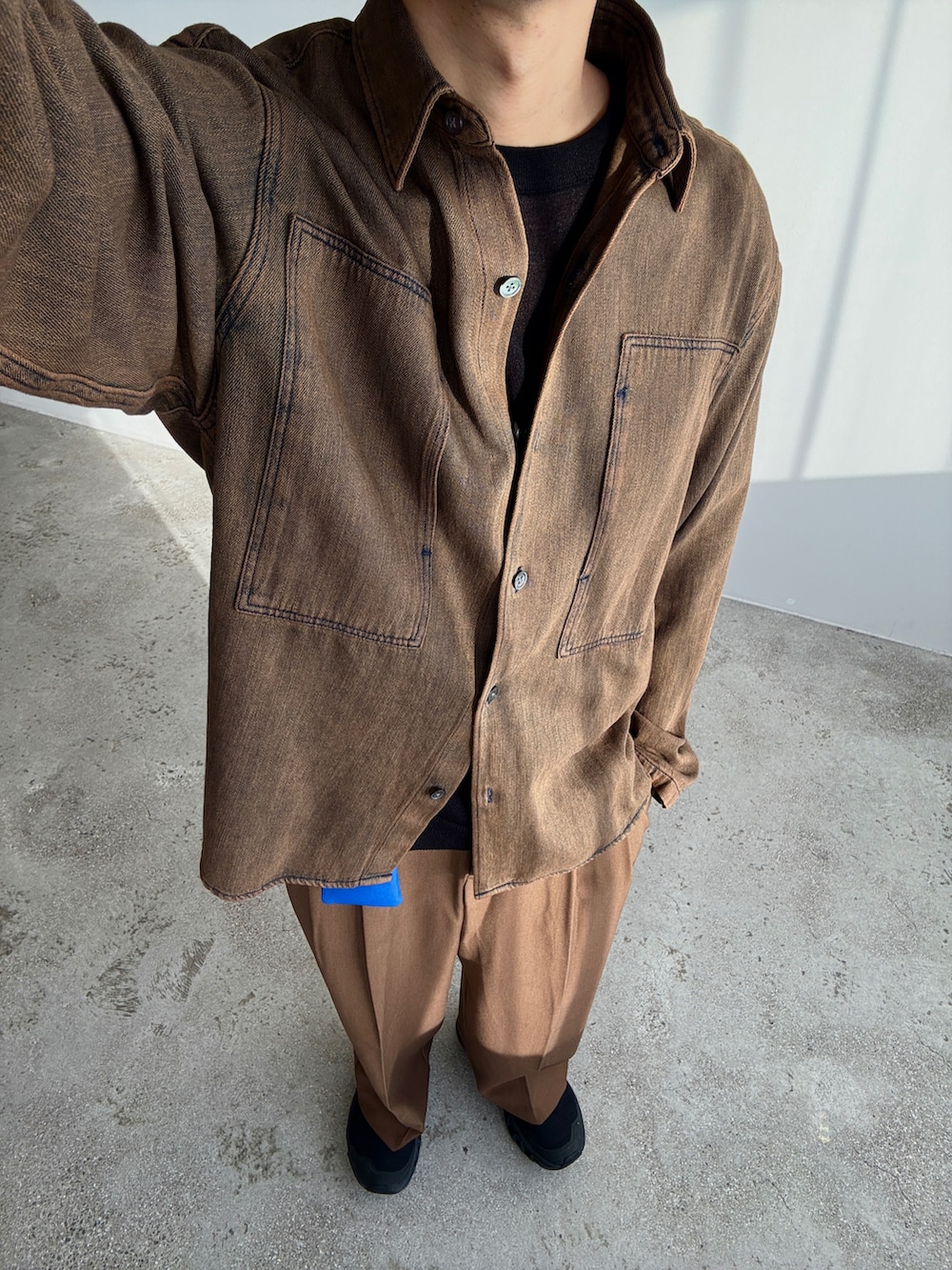 ブラック系のスニーカー、ブラウン系のシャツ/ブラウス、ブラウン系のパンツを着用したメンズの秋コーディネートの2枚目の写真