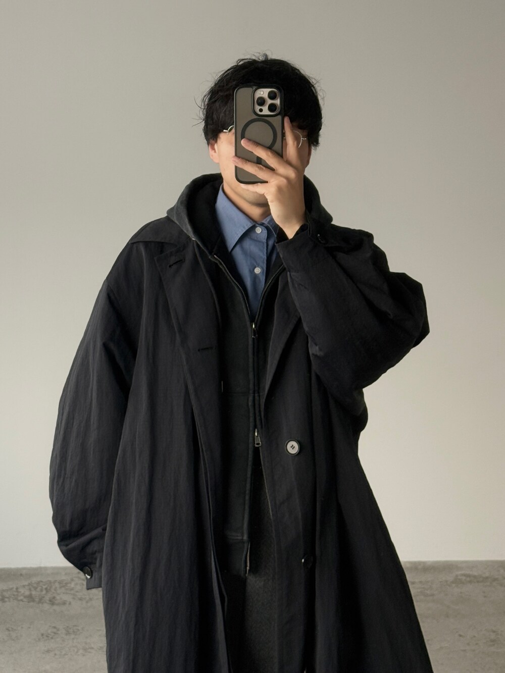 ブラック系のパーカー、ブルー系のシャツ/ブラウス、グレー系のパンツを着用したメンズの冬コーディネートの2枚目の写真