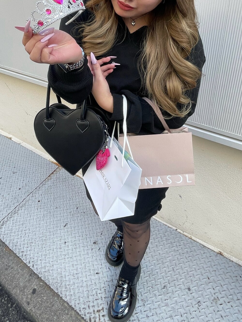 ブラック系のショルダーバッグ、ブラック系のローファーを着用したレディースの春コーディネートの2枚目の写真