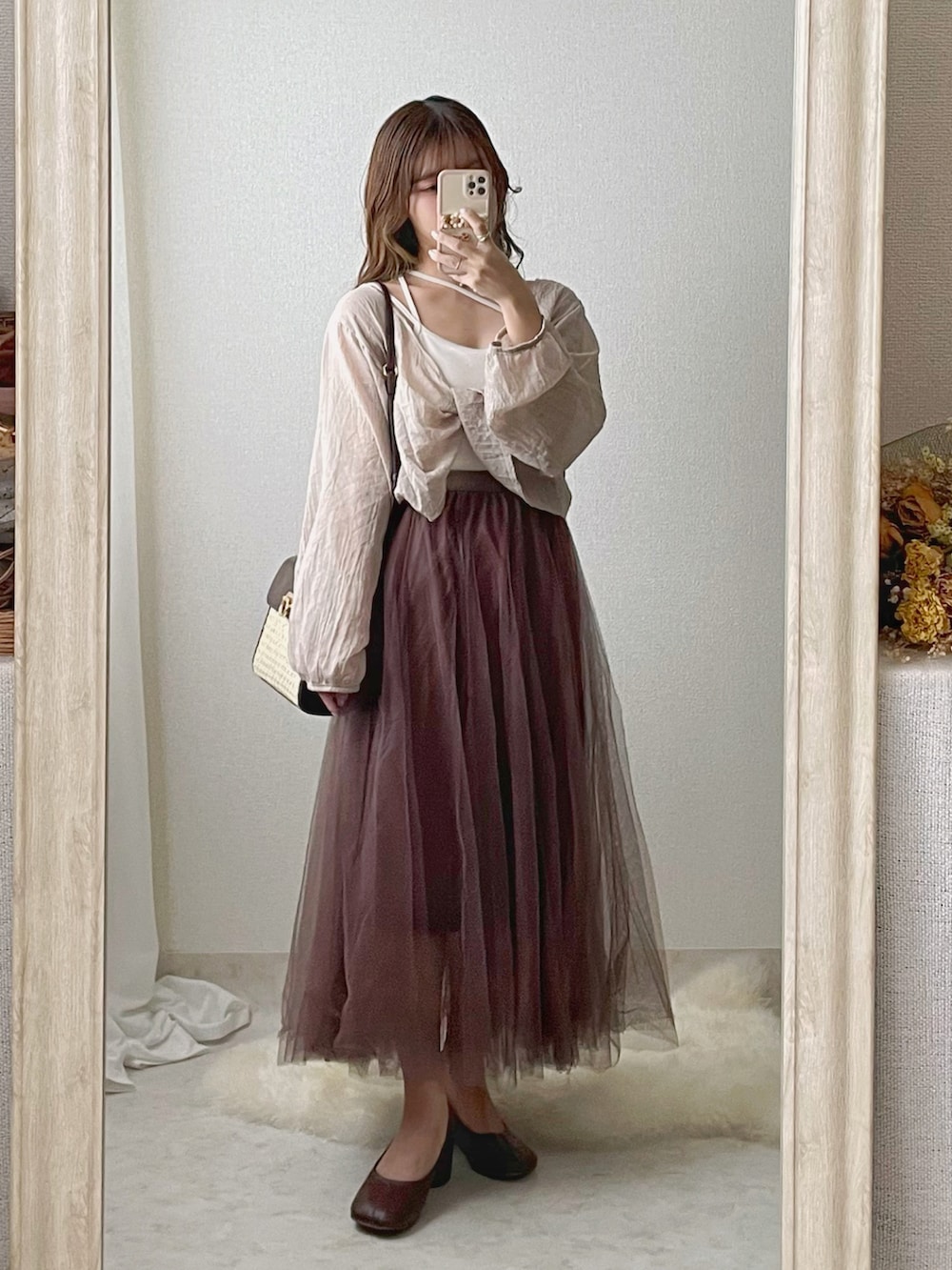 ホワイト系のキャミソール、ホワイト系のシャツ/ブラウス、ホワイト系のスカートを着用したレディースの夏コーディネートの2枚目の写真