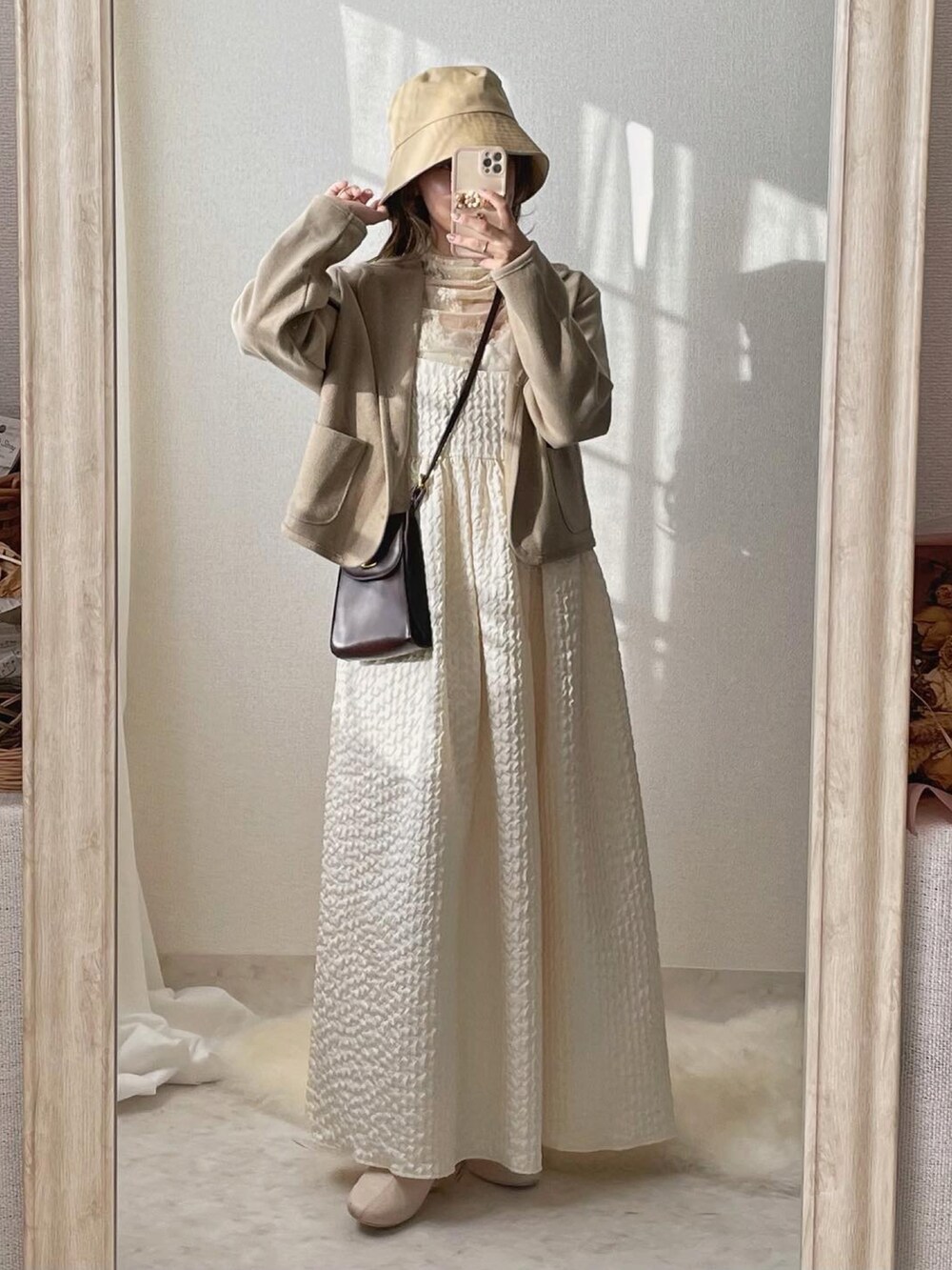 ベージュ系のシャツ/ブラウス、ブラウン系のショルダーバッグ、ホワイト系のワンピース/ドレスを着用したレディースの秋コーディネートの2枚目の写真