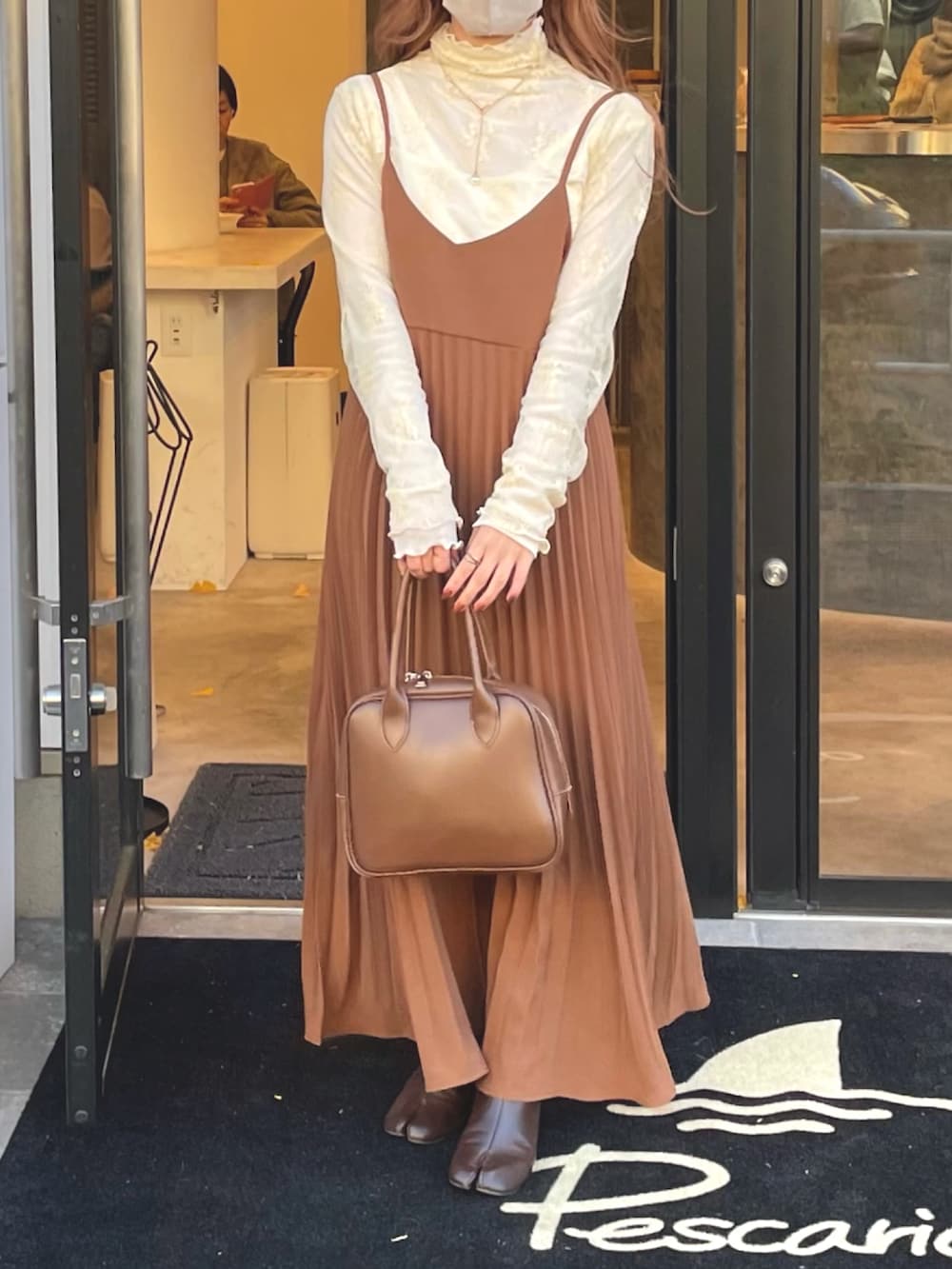 ブラウン系のワンピース/ドレス、ベージュ系のシャツ/ブラウス、ホワイト系のシャツ/ブラウスを着用したレディースの冬コーディネートの2枚目の写真