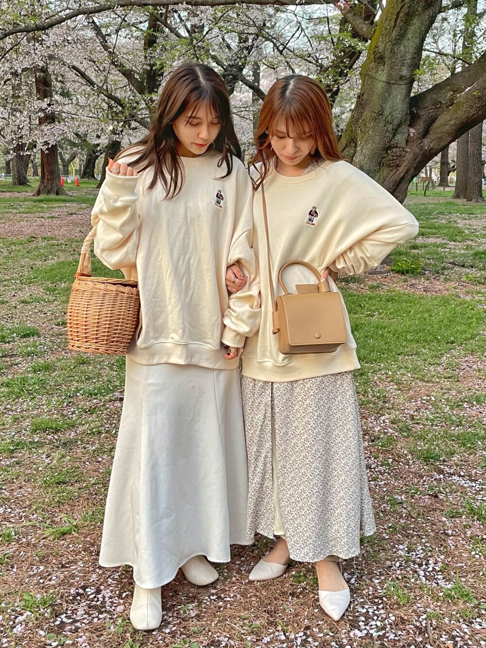 ホワイト系のスウェット、ベージュ系のショルダーバッグ、ホワイト系のパンプスを着用したレディースの春コーディネートの2枚目の写真