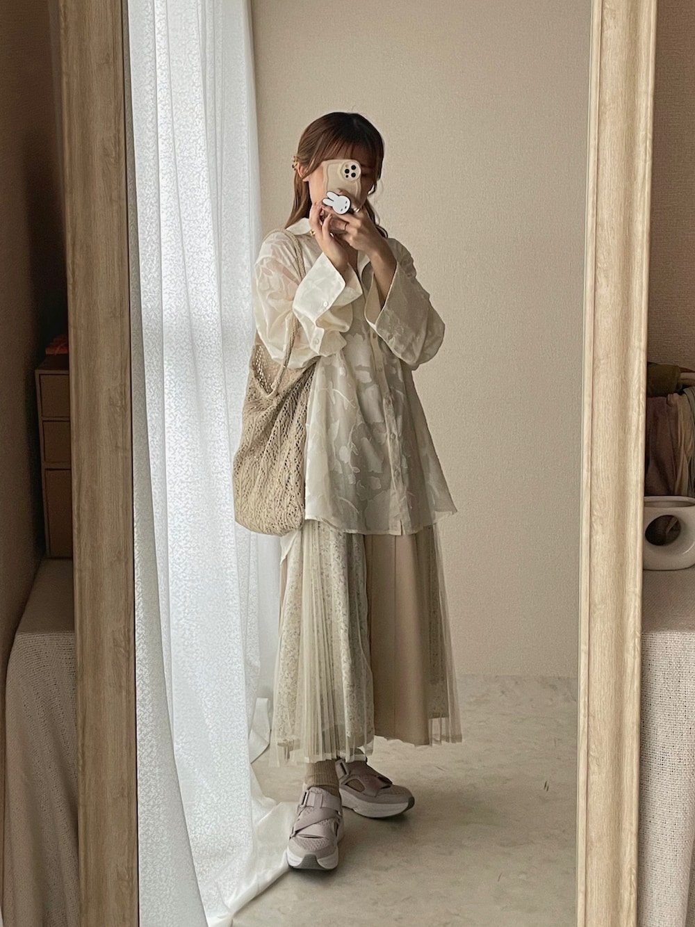 ホワイト系のシャツ/ブラウス、ホワイト系のスカート、ホワイト系のトートバッグを着用したレディースの春コーディネートの2枚目の写真