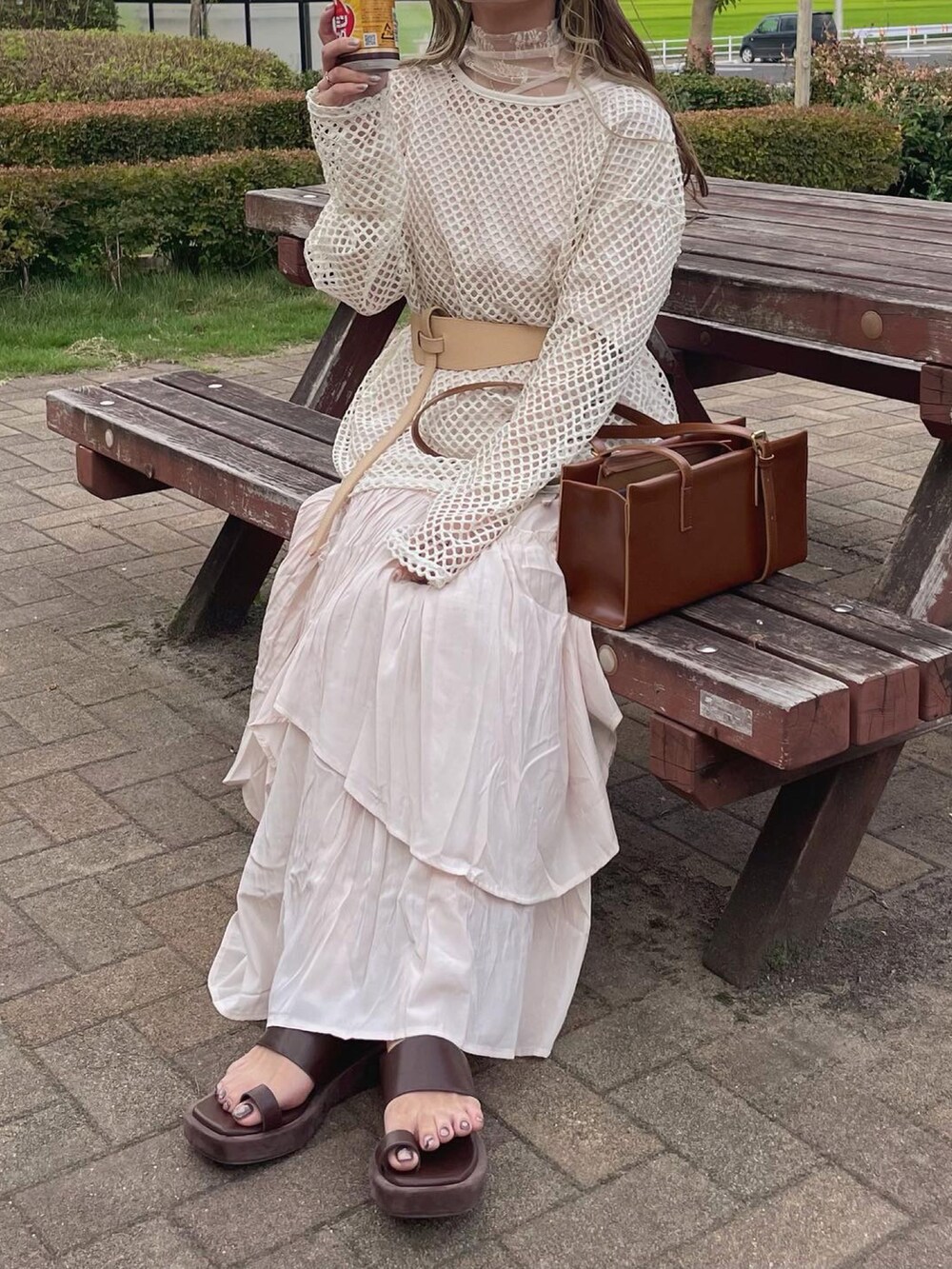 ホワイト系のトップス、ホワイト系のニット/セーター、ブラウン系のショルダーバッグを着用したレディースの夏コーディネートの2枚目の写真