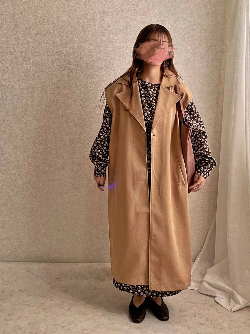 ベージュ系のトレンチコート、ブラウン系のトートバッグ、ブラウン系のワンピースを着用したレディースの春コーディネートの3枚目の写真