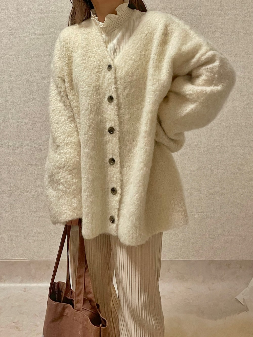 ホワイト系のカーディガン/ボレロ、ホワイト系のその他パンツ、ブラウン系のトートバッグを着用したレディースの秋コーディネートの3枚目の写真