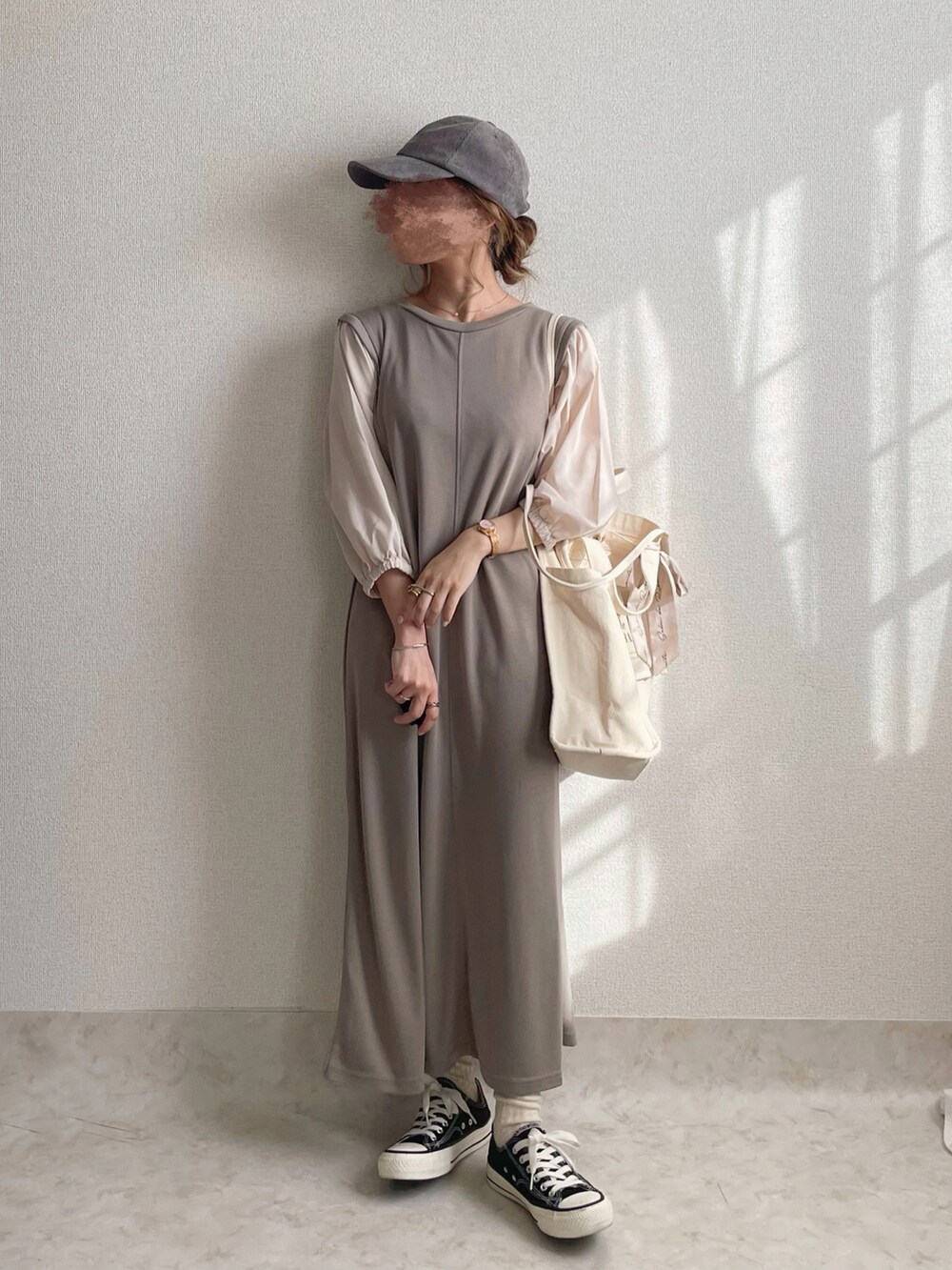 ベージュ系のワンピース、ホワイト系のトートバッグ、ブラック系のスニーカーを着用したレディースの秋コーディネートの3枚目の写真