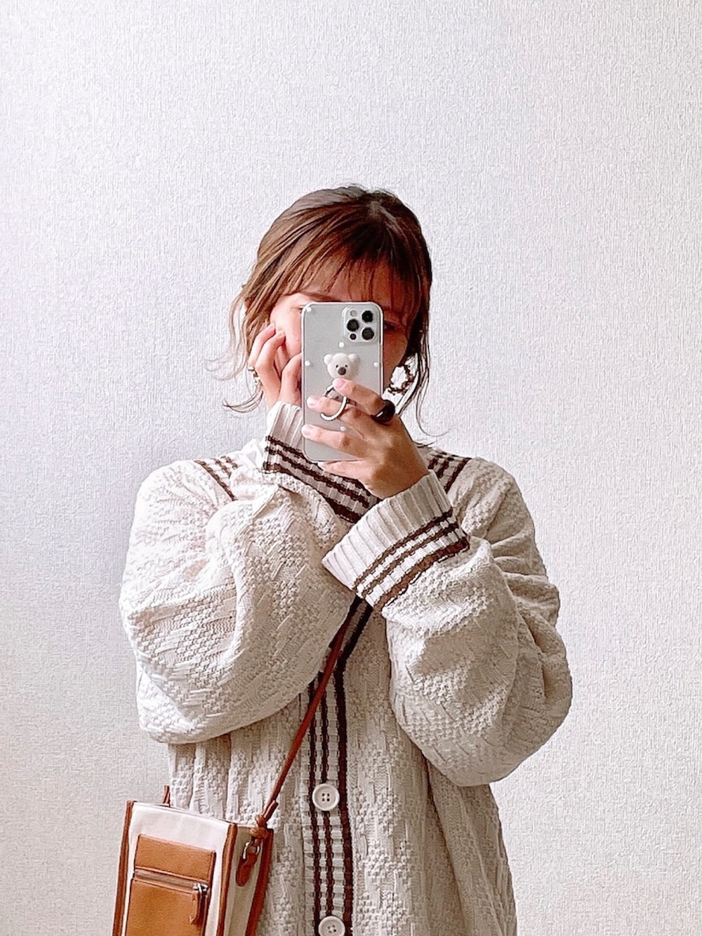 ホワイト系のカーディガン/ボレロ、ホワイト系のシャツ/ブラウス、ホワイト系のその他パンツを着用したレディースの冬コーディネートの2枚目の写真